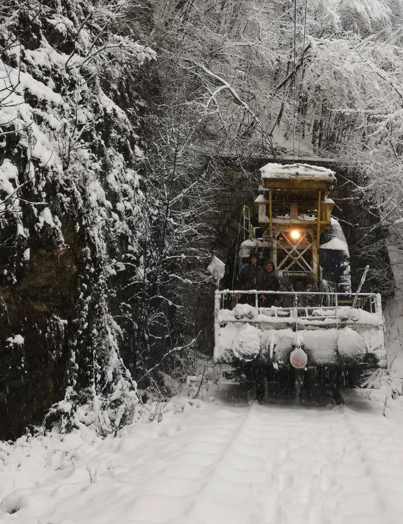Haos pe căile ferate, sute de călători au stat ore întregi în trenuri (ÎNTÂRZIERILE ÎN TIMP REAL)