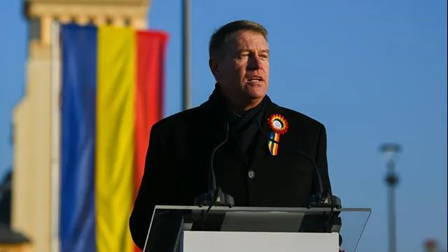 Iohannis face o mutare de imagine. "Patroane, lasă facebookul şi vezi cu ordonanţele", îi spun fanii