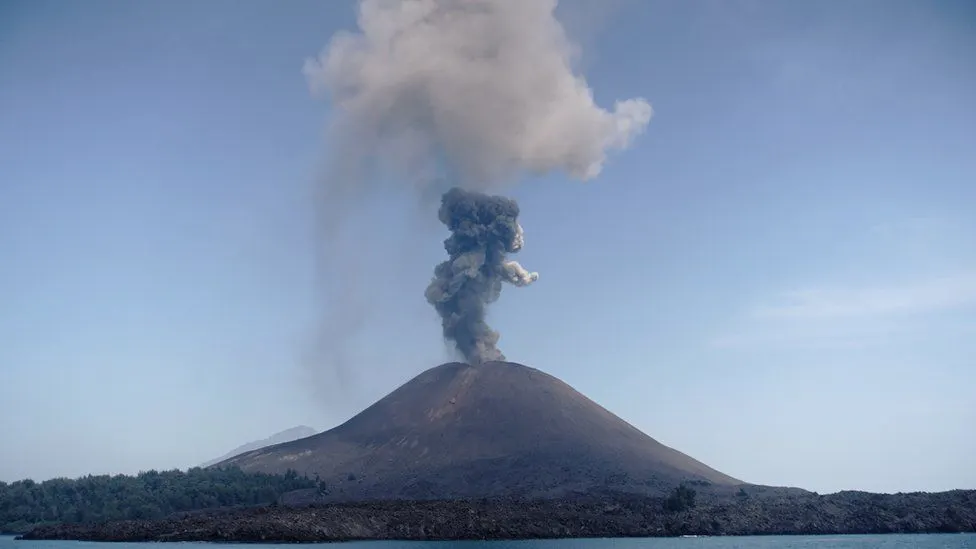 Nivel de alertă vulcanică, ridicat în Indonezia, după o serie nouă de erupţii