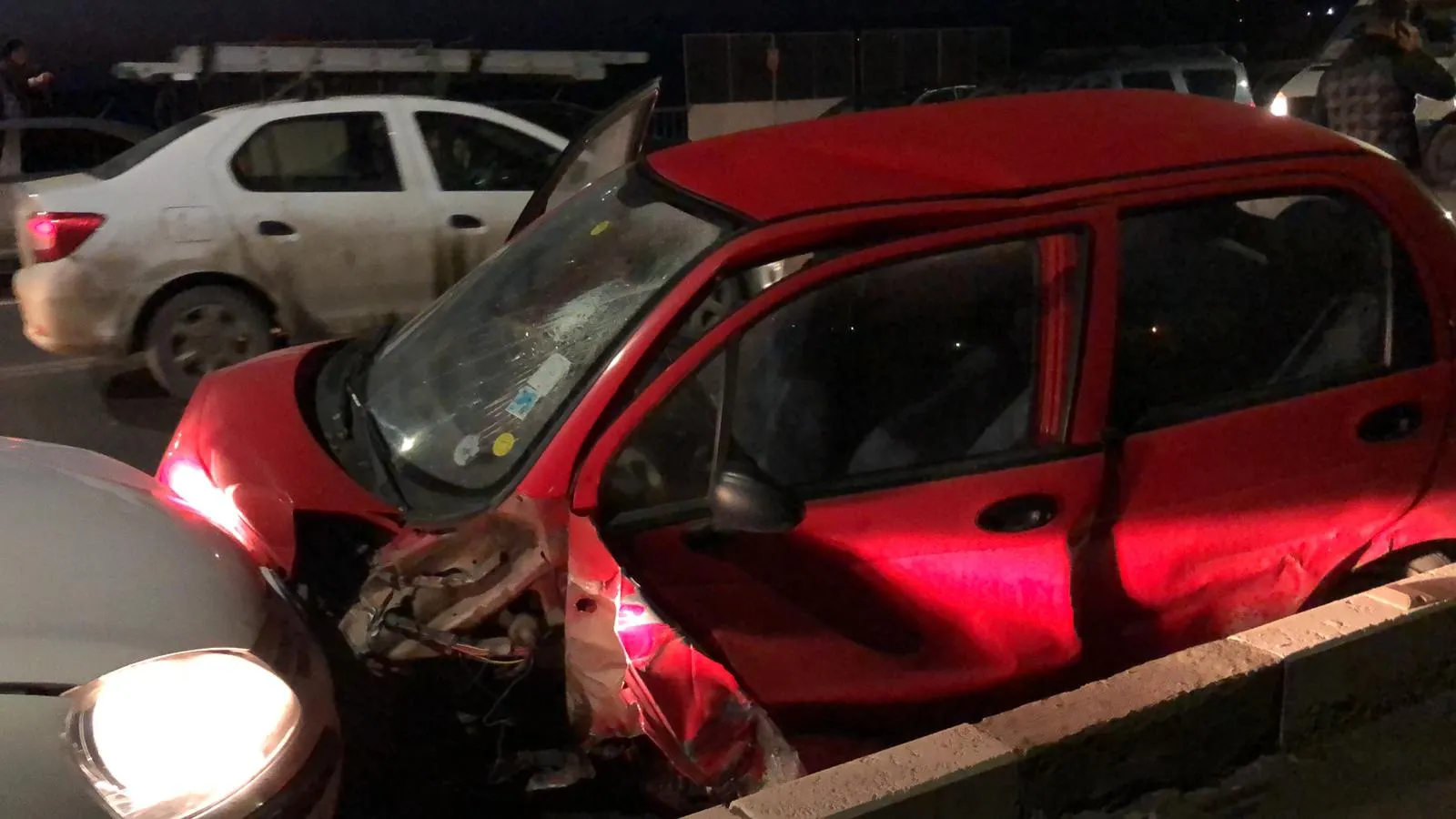 Șase mașini avariate, 3 persoane în spital, trafic blocat în urma unui accident rutier