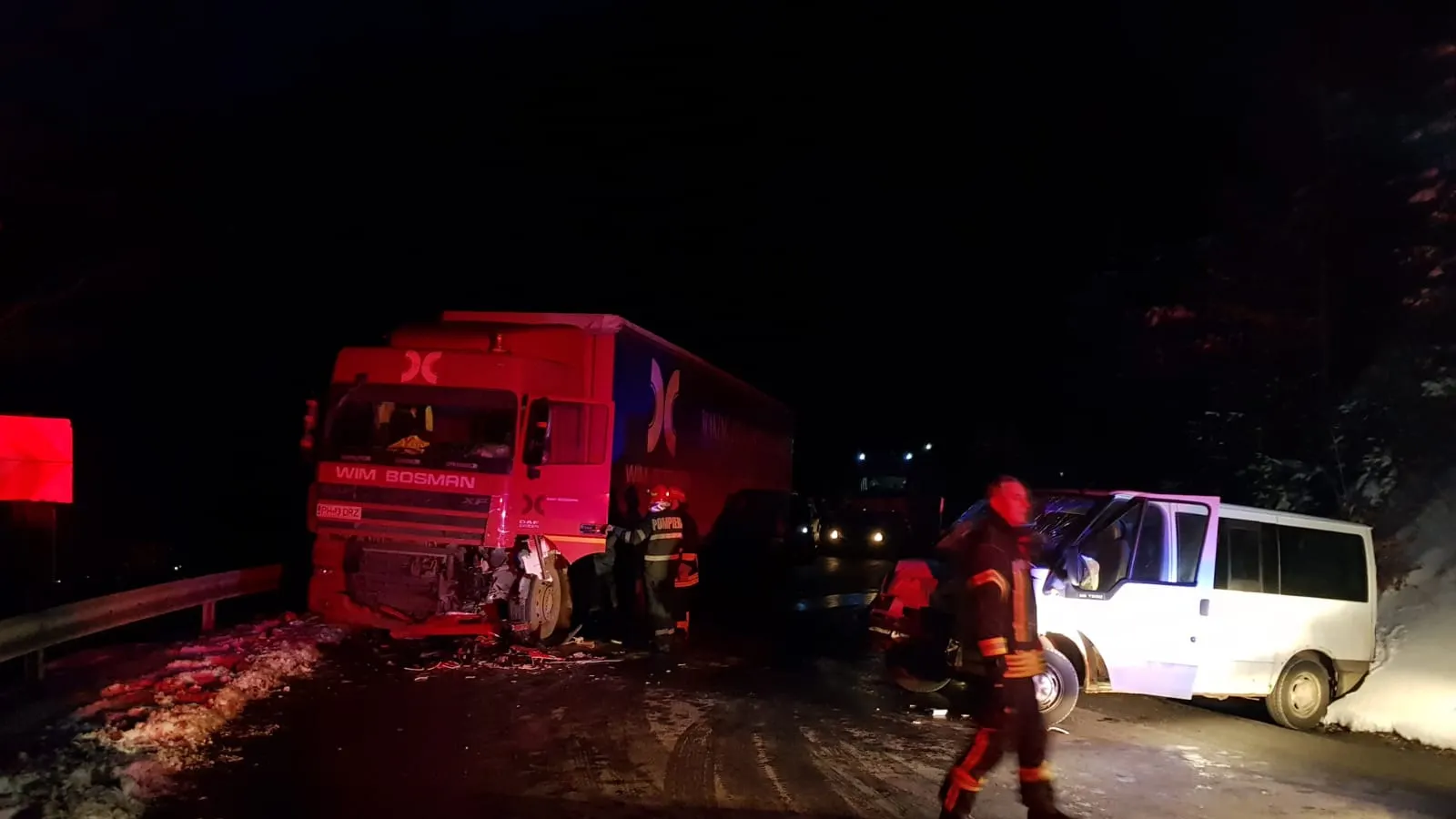 Accident cumplit: un microbuz plin de oameni, spulberat de un TIR