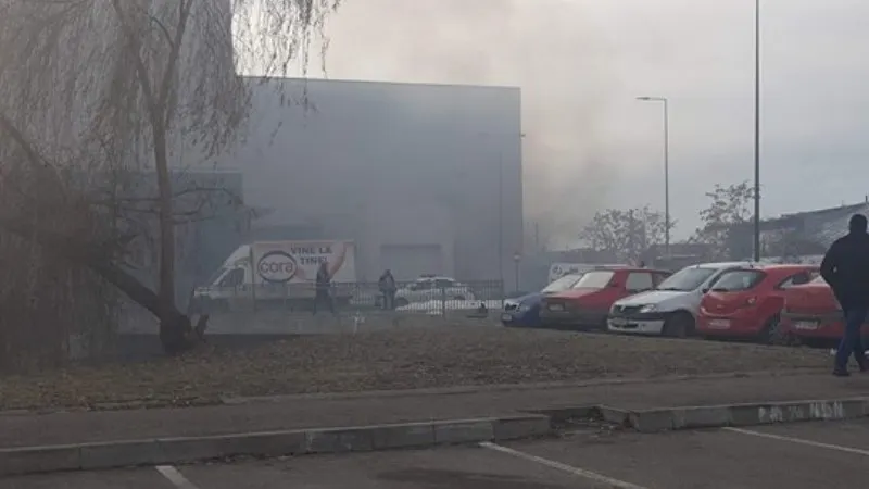 Incendiu la un mall din Ploiești: peste 1.000 de persoane au fost evacuate