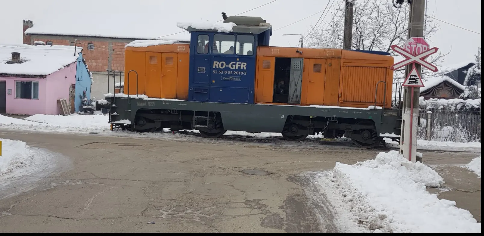 Circulație blocată de o locomotivă, care a deraiat în mijlocul unei intersecții din Arad