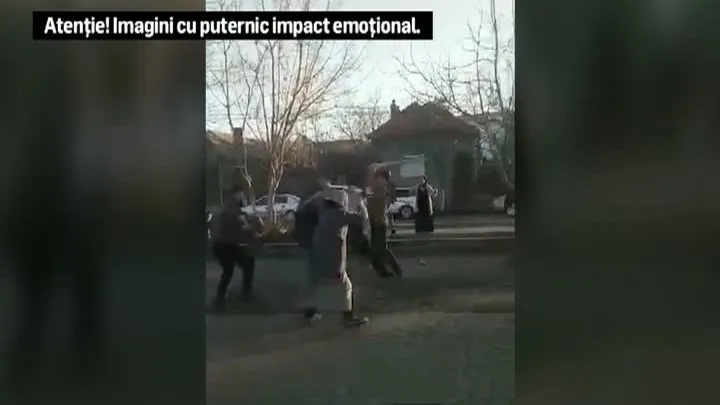 Bătaie ca-n filme între două clanuri la Calafat! Un polițist a fost lovit cu bâta