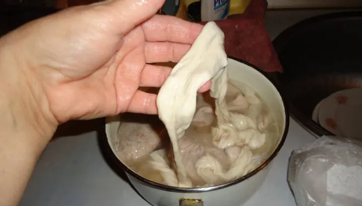 Cum curăţăm corect maţele de porc: Greşeala care te poate îmbolnăvi grav