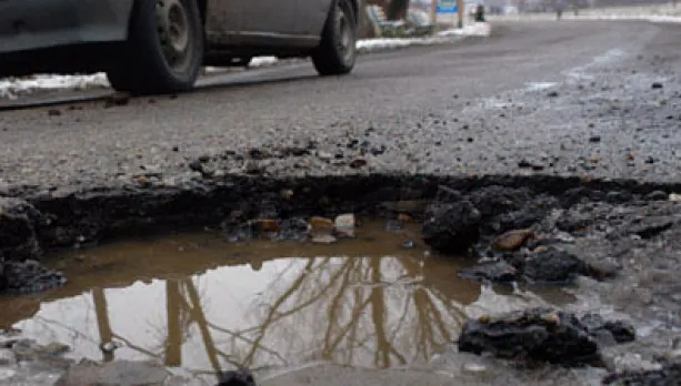Caz incredibil la VASLUI. Bărbat, găsit mort într-o groapă de pe șosea!