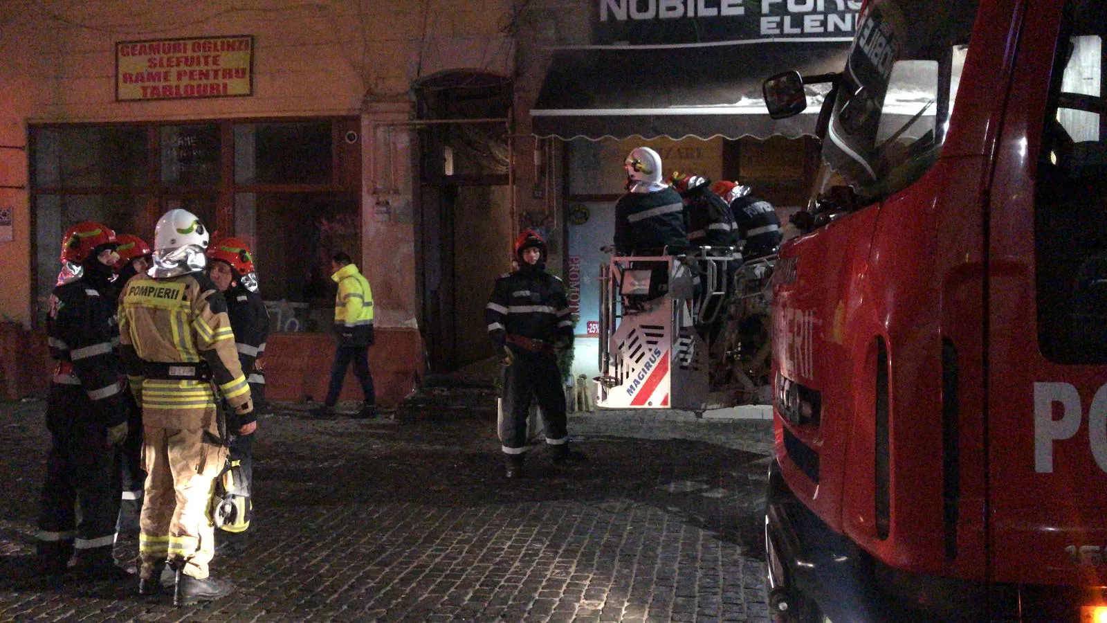 Clipe de coșmar în Centrul Vechi. Clădire prăbușită pe interior - operațiune dramatică de salvare
