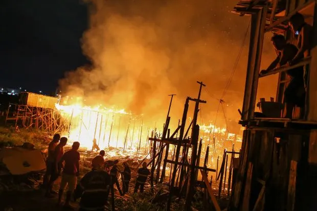 Imagini apocaliptice: Mii de casa, în flăcări în Brazilia