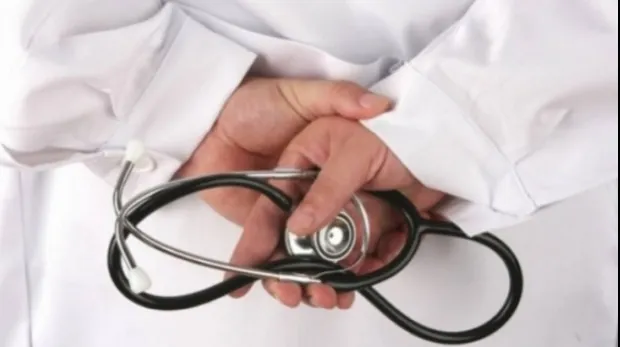Medic, cercetat după ce a refuzat să opereze o pacientă din cauza salarizării