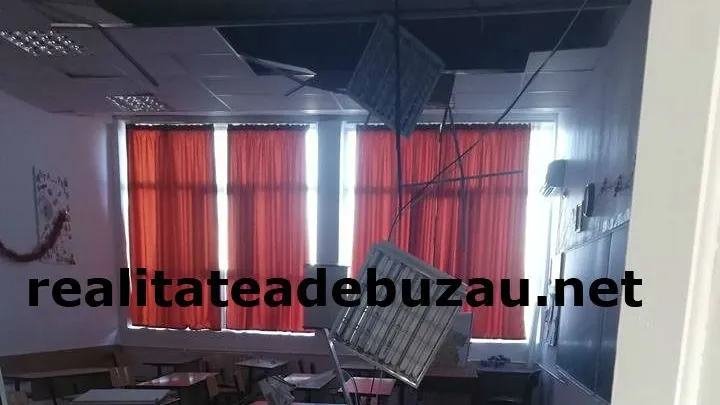 Panică în liceu! Tavanul s-a prăbușit peste elevi