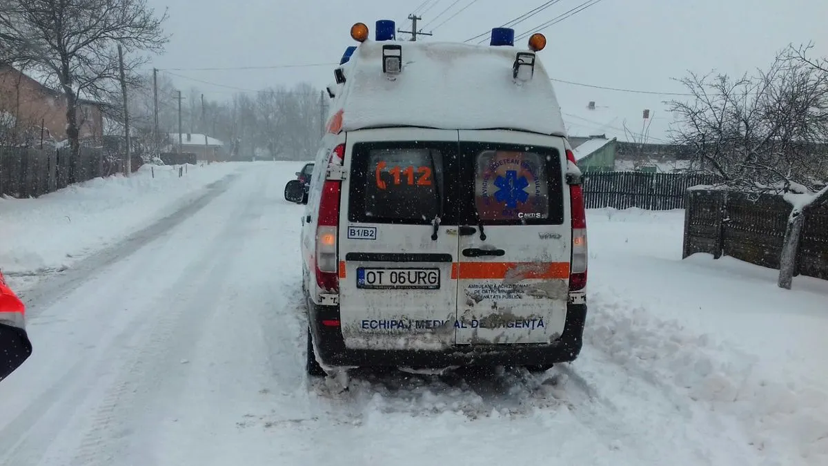 Ambulanţă plecată în misiune, rămasă blocată pe un drum din Olt