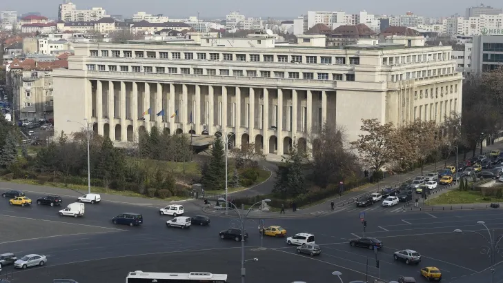 Revelion special la Palatul Victoria. Steagurile României și UE, proiectate pe clădire