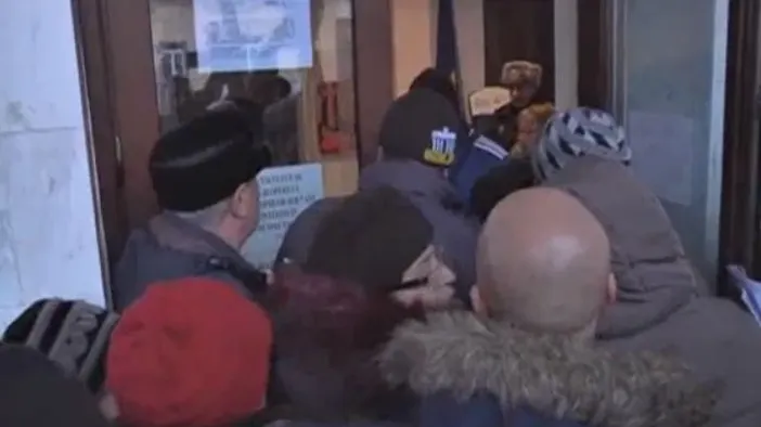 Noapte albă la Galați pentru sute de pensionari, ca să prindă un bilet de Revelion