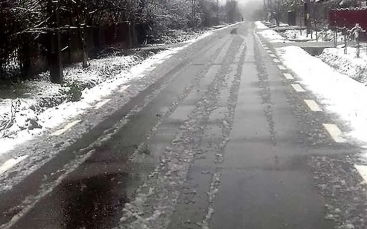 Poliția rutieră: risc crescut de accidente, din cauza poleiului