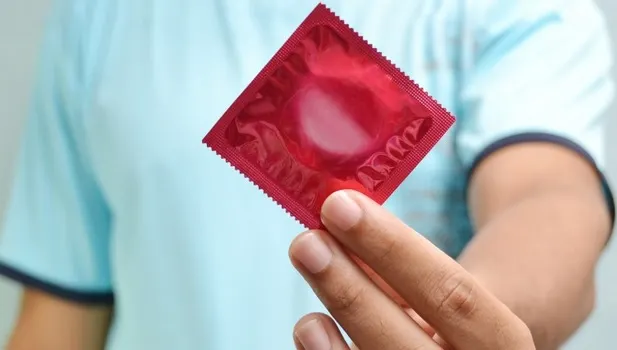 Provocarea prezervativului, o nouă nebunie pe internet. Medicii, ÎNGROZIȚI de ce văd la Urgențe!