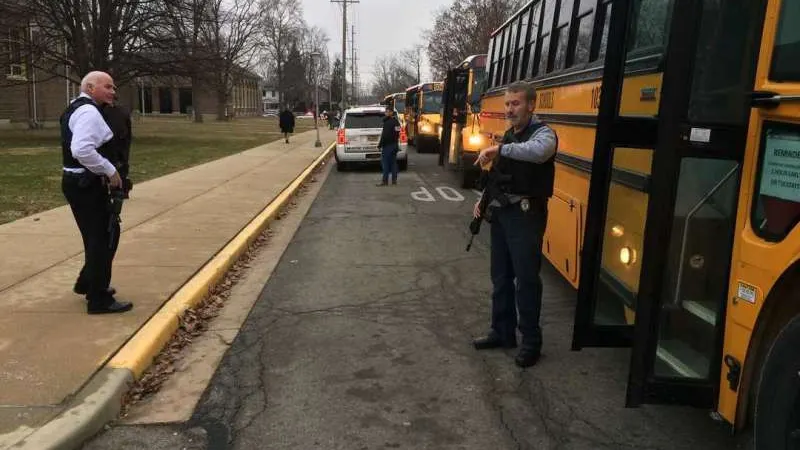 ALERTĂ! Schimb de focuri într-un colegiu. Ce s-a întâmplat cu atacatorul