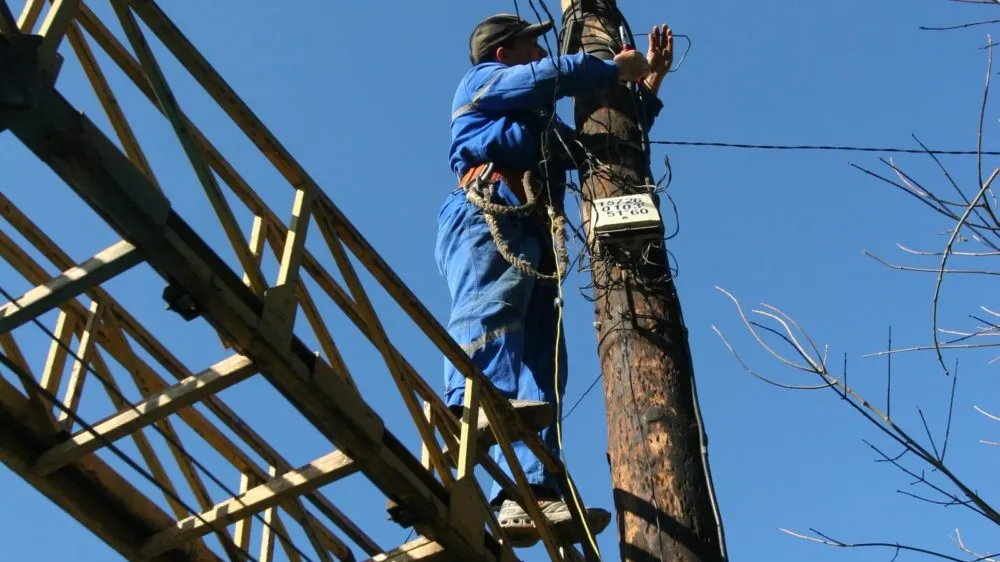 Guvernul majorează o taxă pentru companiile din energie şi telecom, din 2019