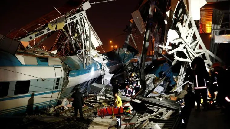 Tragedie de proporţii în Turcia. Un tren de mare viteză s-a ciocnit cu o locomotivă. 9 morţi