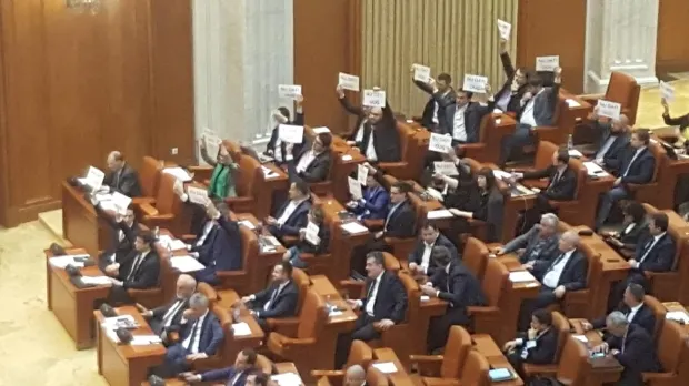 USR şi PNL vor sesiza CCR privind Legea pensiilor