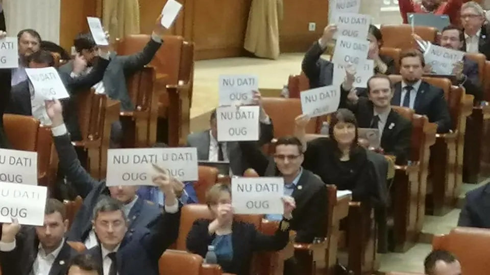 PROTEST în Parlament, în timpul discursului Vioricăi Dăncilă
