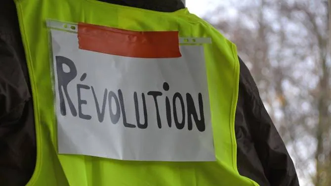 FRANȚA. Noi proteste cu violențe ale ”Vestelor Galbene”. Ciocniri la Paris - VIDEO