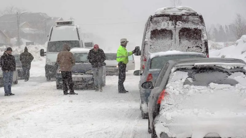Ninsori abundente în România. Trafic restricționat pe mai multe drumuri. Recomandările poliţiştilor
