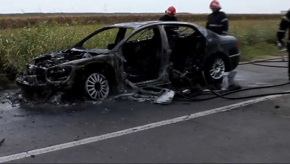 Un Volkswagen pe gaz, condus de o șoferiță, a ars ca o torță