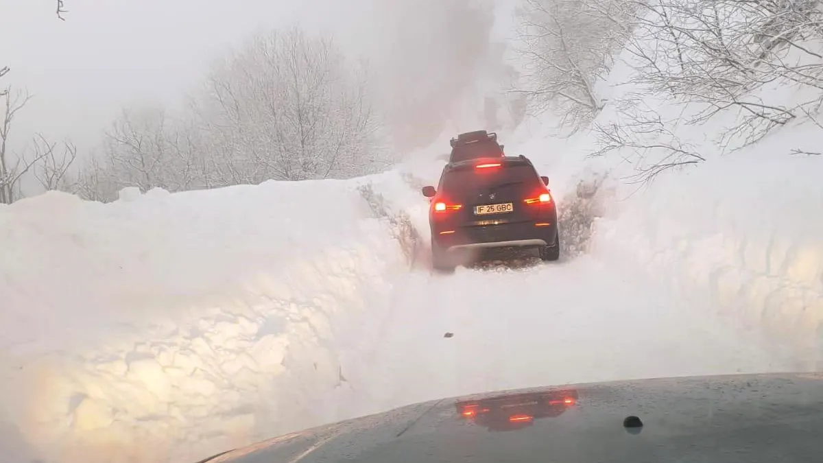 Avalanșele încurcă traficul în Dâmboviţa