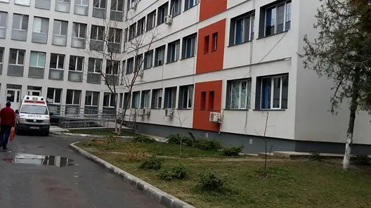 Un bebeluş născut în maşină a murit asfixiat. Ce s-a întâmplat