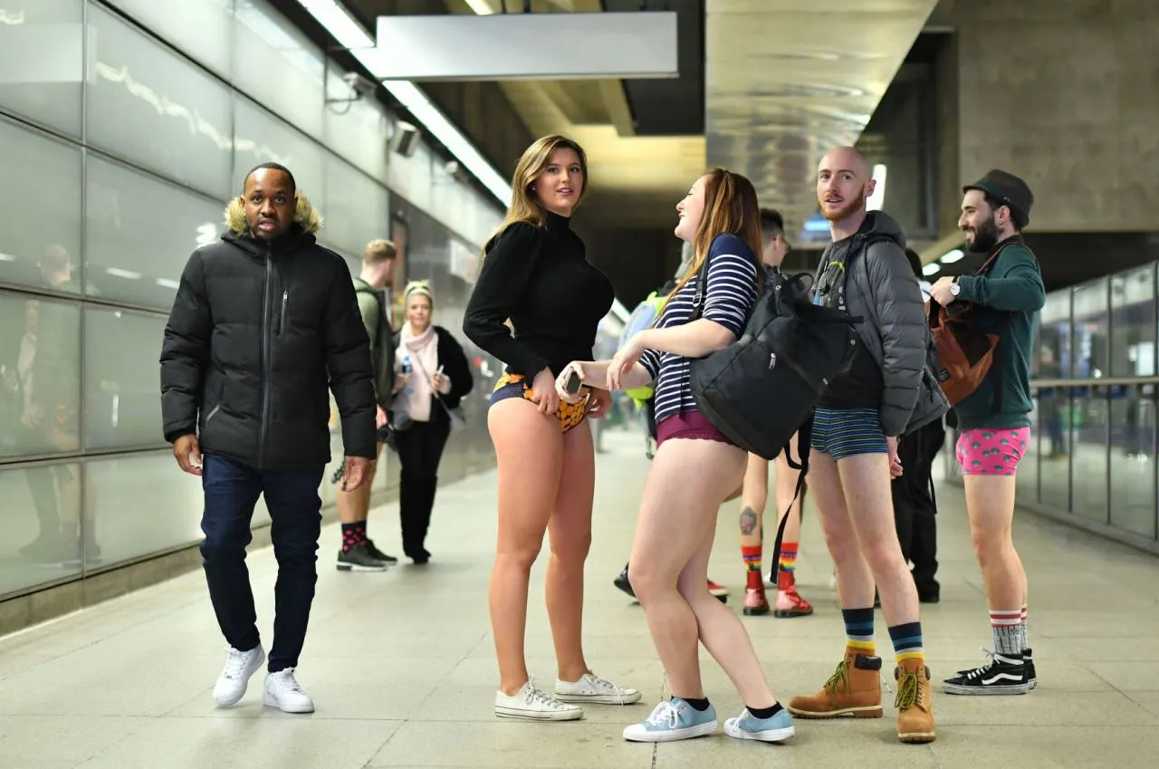 13 ianuarie, ziua "fără pantaloni" în metrou. POZE kinky din New York, Berlin și alte orașe
