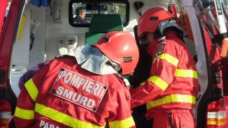 Un tren în care se aflau 60 de călători a lovit o maşină în Arad