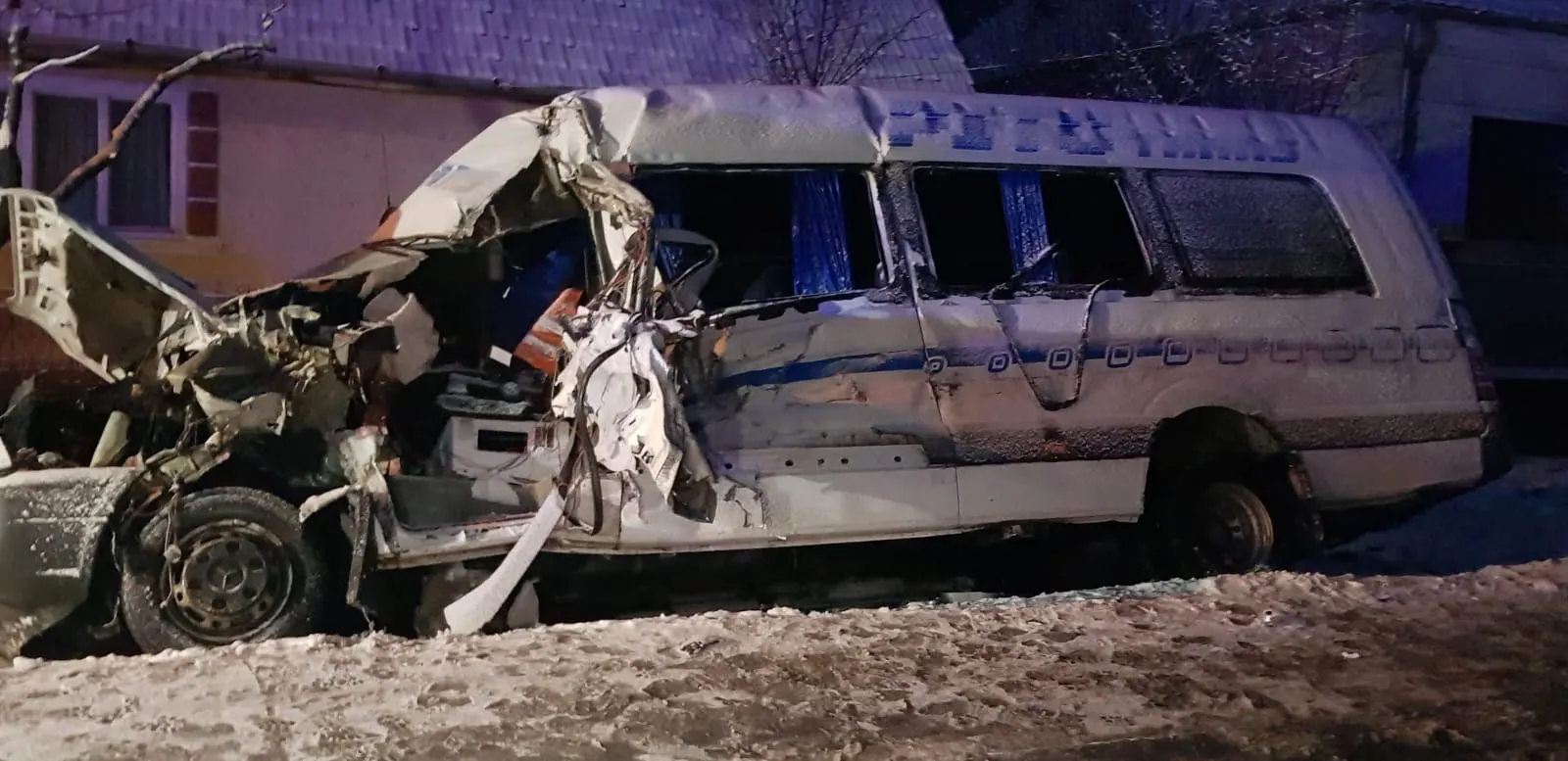 Accident groaznic. Un microbuz cu 16 persoane, spulberat de un TIR. FOTO