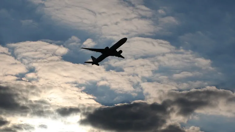 Aterizare de urgență! Un bărbat a încercat să deturneze un avion 