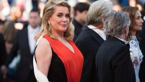 Un star al cinematografiei franceze își vinde impresionanta colecție de rochii