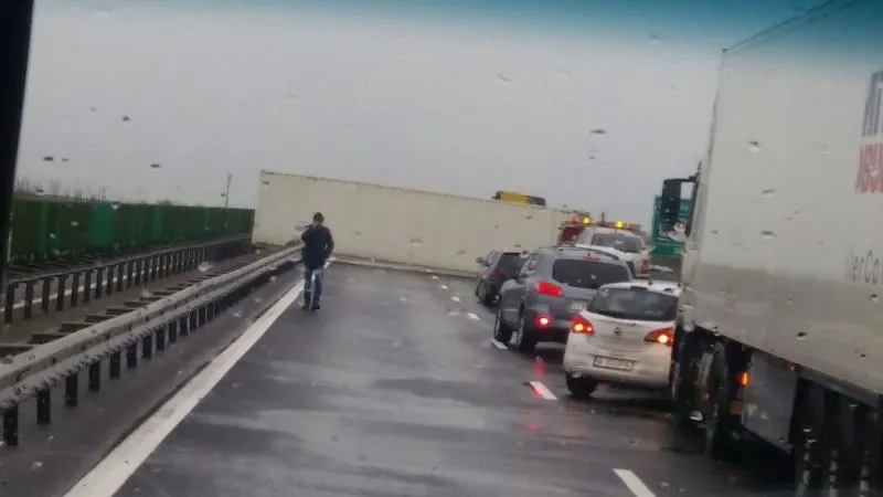 Trafic blocat! Un container a căzut din TIR pe DN 7 Pitești – Râmnicu Vâlcea