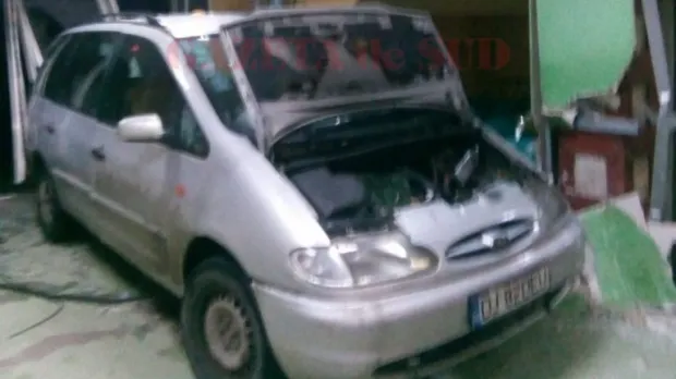 Un șofer băut a intrat cu maşina în Spitalul de Urgenţă din Craiova. UPDATE: Bărbatul, reţinut