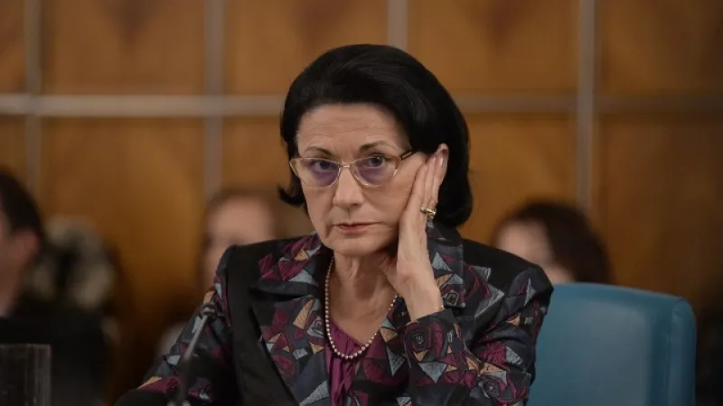 Scandal între Palate pe orarul elevilor. Andronescu, replică pentru Iohannis
