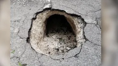 Au mers să repare o șosea după ploaie. Ce era de fapt, groapa! Au rămas muți
