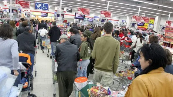 Auchan, Carrefour, Cora, amendate drastic pentru că s-au înțeles să umfle prețurile