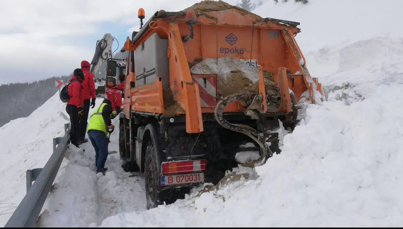 Ninsorile abundente ÎNCHID drumuri. PLOAIE ÎNGHEȚATĂ pe A2. O avalanșă a acoperit DJ 713