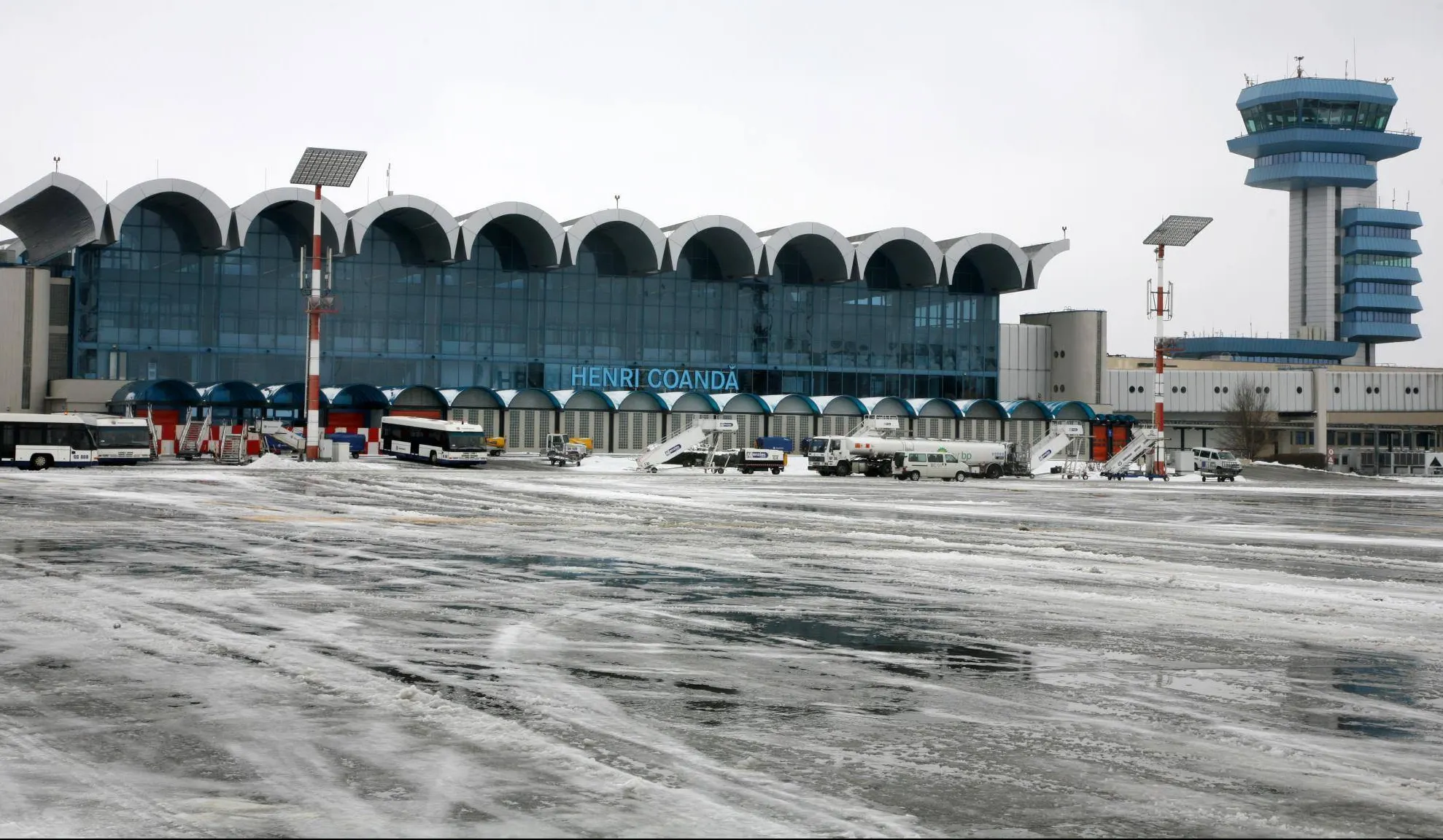 Curse anulate şi întârzieri pe Aeroportul Henri Coandă. SITUAŢIA ÎN TIMP REAL