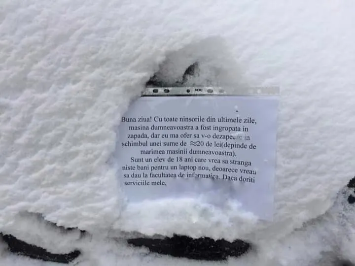 Mesajul neașteptat lăsat de un tânăr pe mașinile înzăpezite