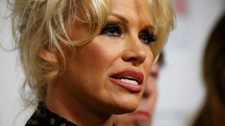 Pamela Anderson îl desfiinţează pe Emmanuel Macron