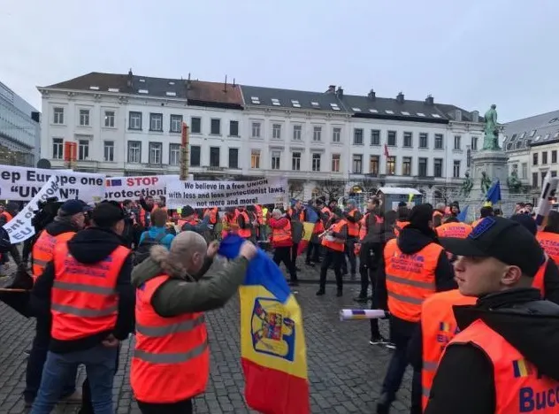 Transportatorii români şi din alte ţări UE, protest în faţa Parlamentului European (VIDEO)