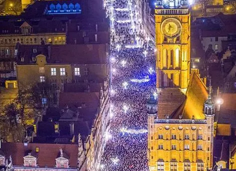 Polonia în stradă după asasinarea primarului din Gdansk. Donald Tusk, mesaj emoţionant!