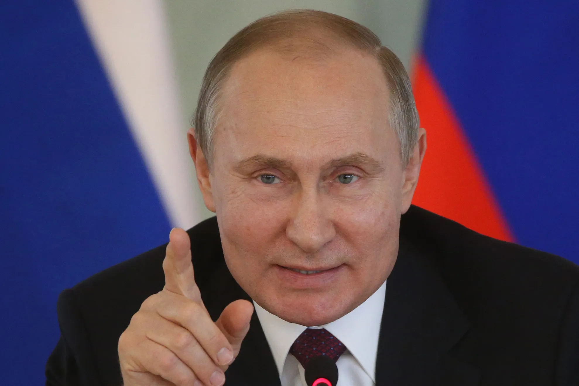 Vladimir Putin a fost pus la pământ de o femeie