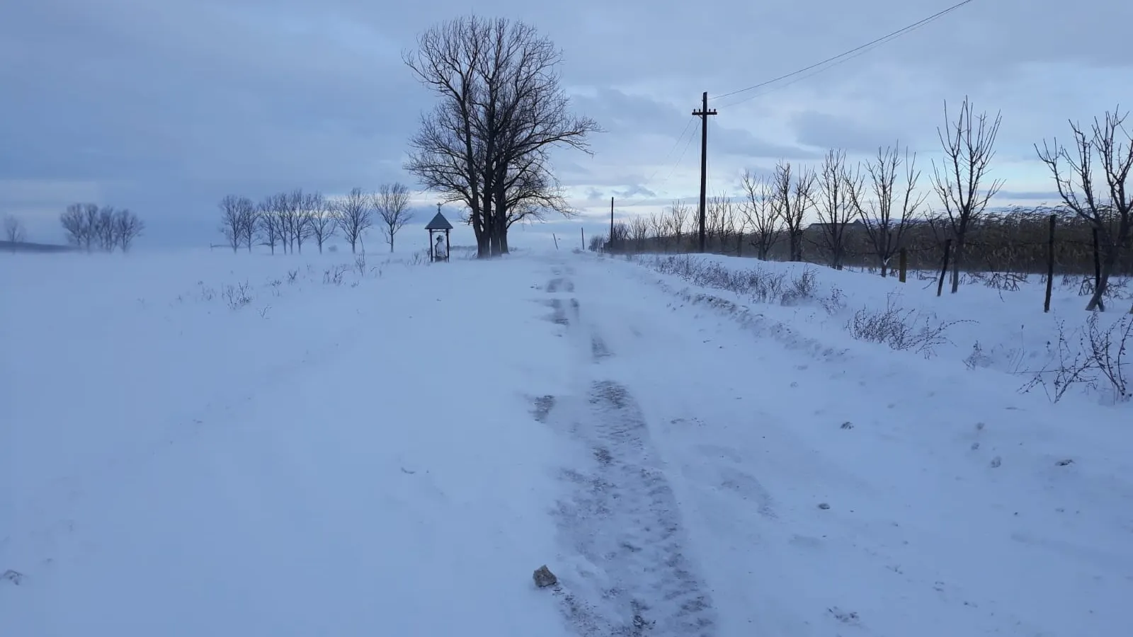 Se închid drumurile din județul Sibiu din cauza vântului și a zăpezii viscolite