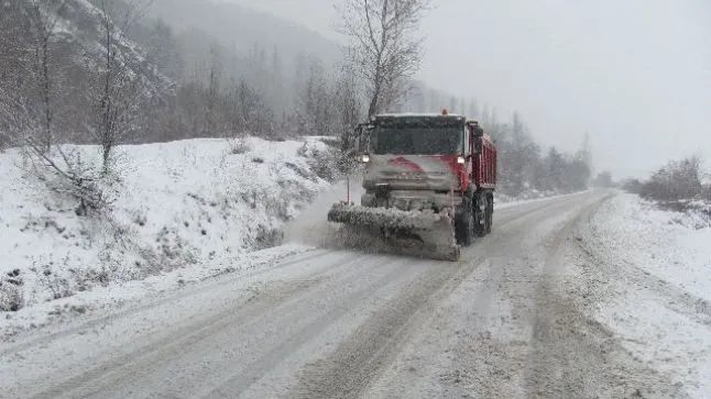 Atenție șoferi! Trafic rutier oprit pe un drum naţional
