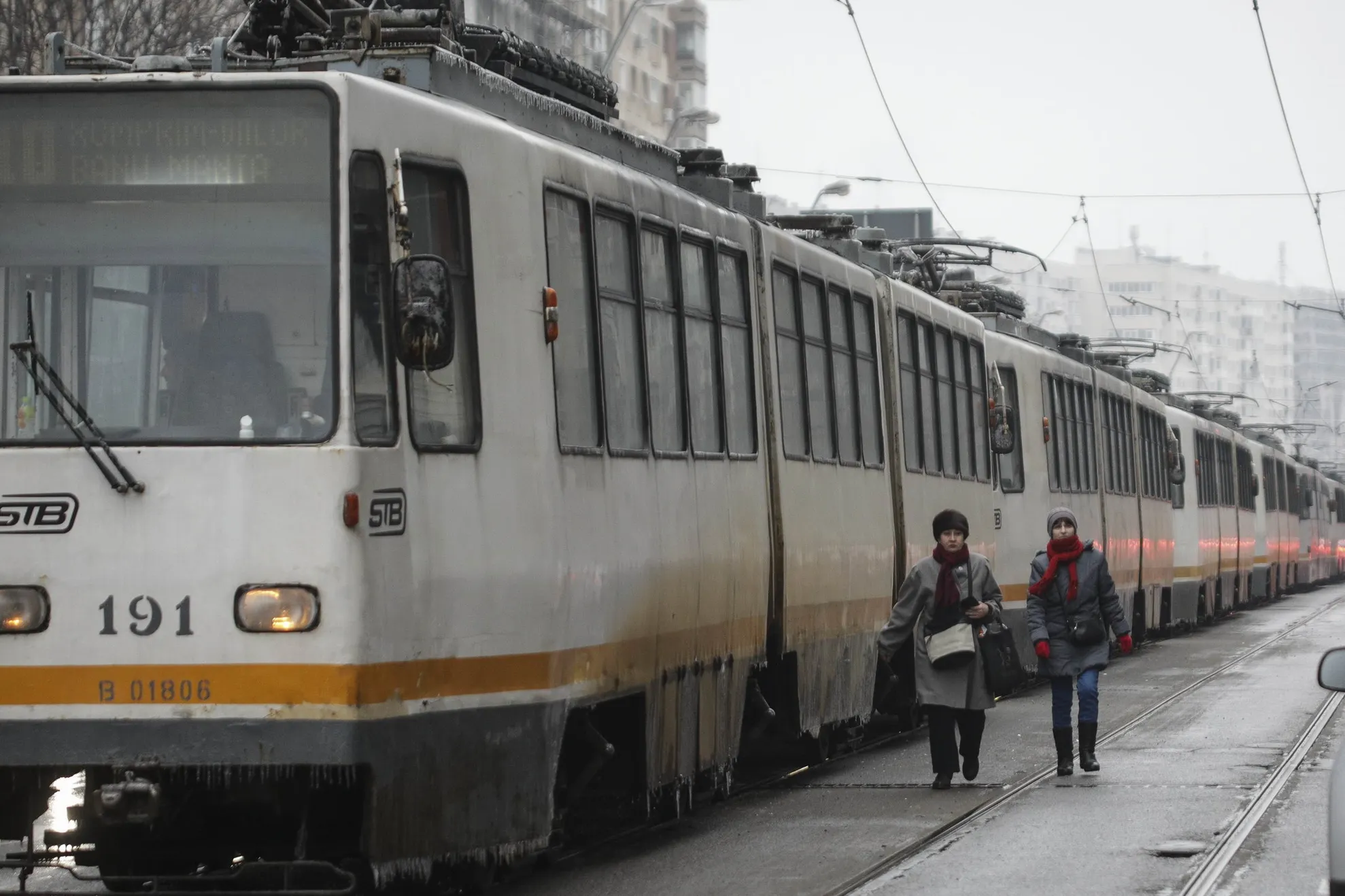 Doi oameni au ajuns cu picioarele AMPUTATE din cauza poleiului, după ce au căzut sub tramvai