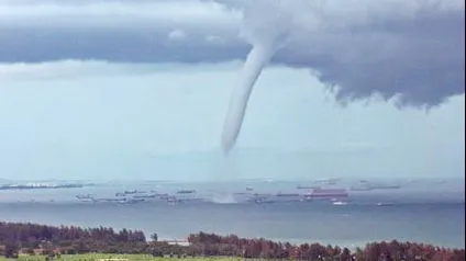 Schimbări dramatice ale CLIMEI. O tornadă a rănit peste zece persoane